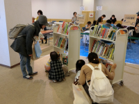 出張図書館 本を選ぶ親子写真