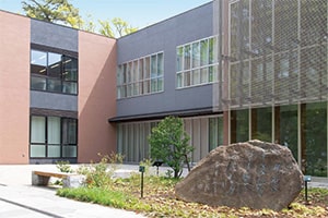 全日警ホールに設置された万葉歌碑の画像