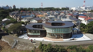 木造を基調とした優美な曲線からなる建物の画像