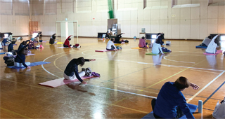 初心者のヨガ教室の様子の画像