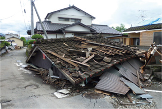 地震で倒壊した家屋の画像