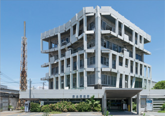 半壊となった宇土市役所の画像