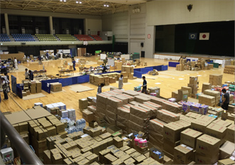 物資が集まった体育館の画像