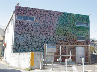 壁画が描かれた真間ポンプ場の画像