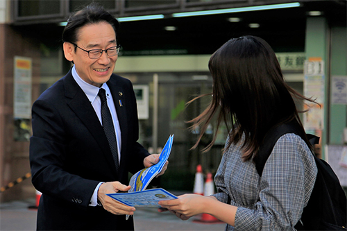 駅前でICHICOのチラシを配る本人