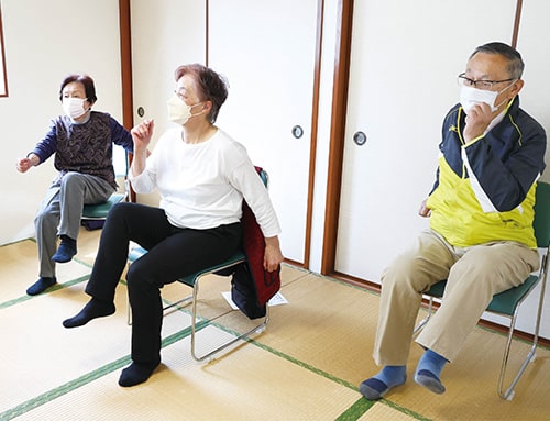 画像：無理なく脚力を鍛える体操