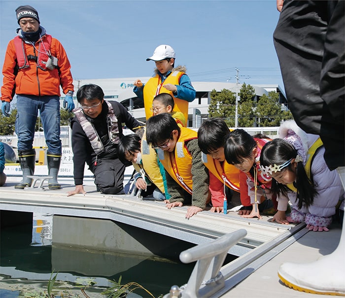 画像：ボサを海に沈める