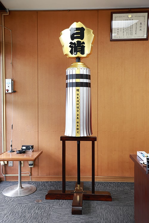 画像：3月に本市消防団が受賞したまといと賞状