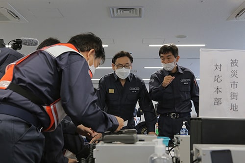 本番さながらの訓練に緊張感が走る中、本部の役割を確認しました。の画像