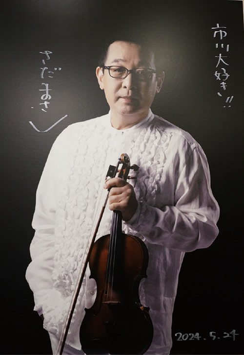 画像：サインをいただいたポスターは後日お披露目します