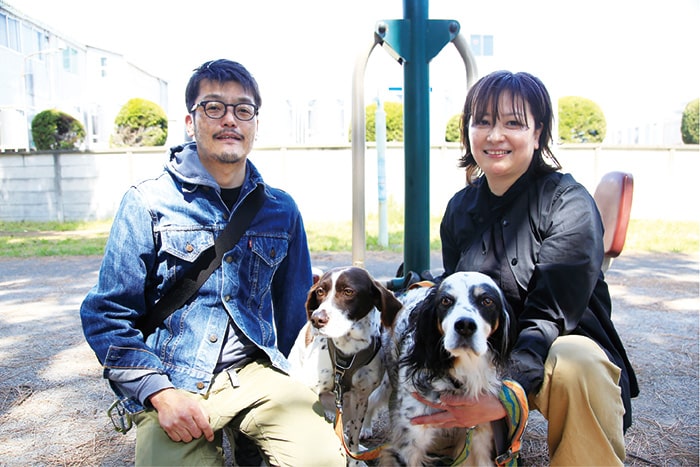 画像：滝澤さんご夫婦とはなちゃん（写真左）、ひなちゃん（写真右）