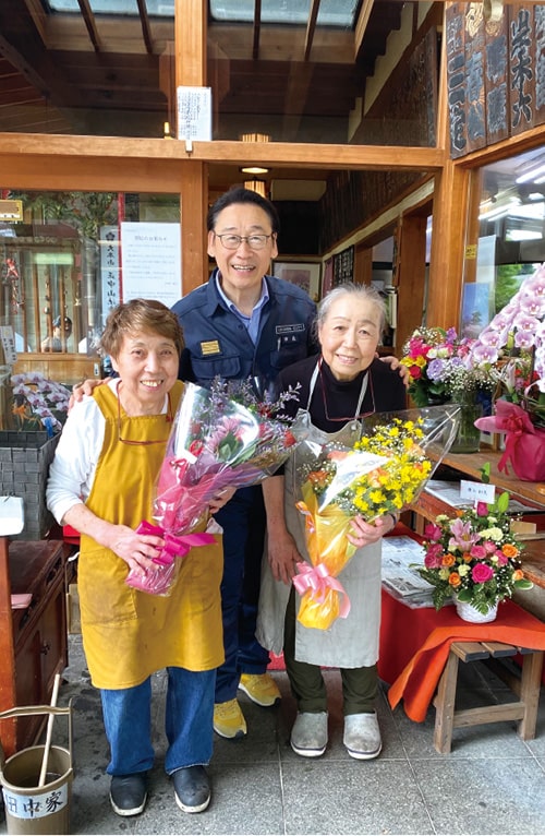 画像：田中家の前で