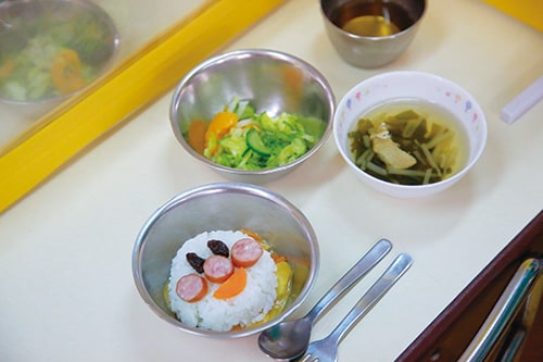 キャラクターをかたどった給食の画像