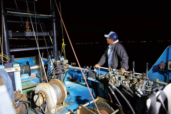 漁場で網を仕掛ける準備の画像