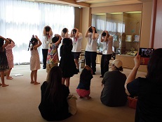 写真：「いちなんえほんの会」の様子