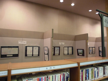 写真：写真「何処かへ」「カゾクのカタチ」絵画ラック