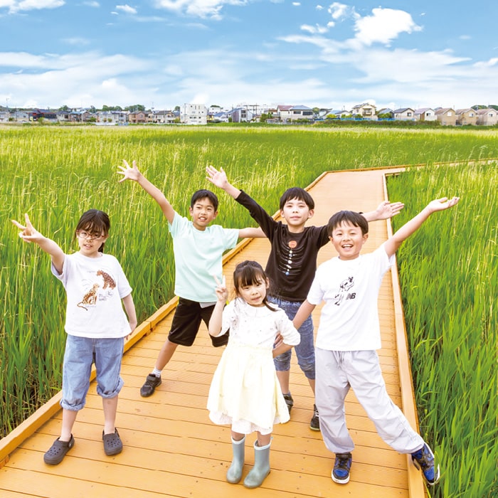 画像：“国分川調節池緑地”でピースする子どもたち