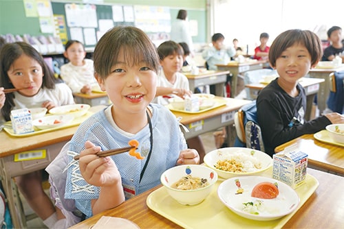 画像：給食を食べる子ども