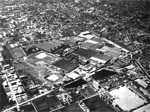 画像：日本毛織中山工場全景 昭和40（1965）年ごろ（創業は大正9（1920）年の上毛モスリン中山工場で、現ニッケコルトンプラザ）