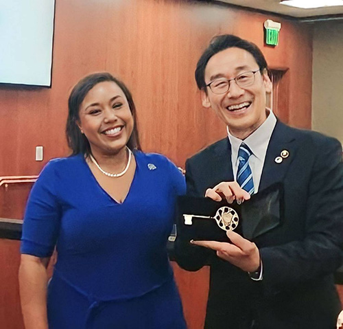 画像：セルダ市長から鍵を受け取る私