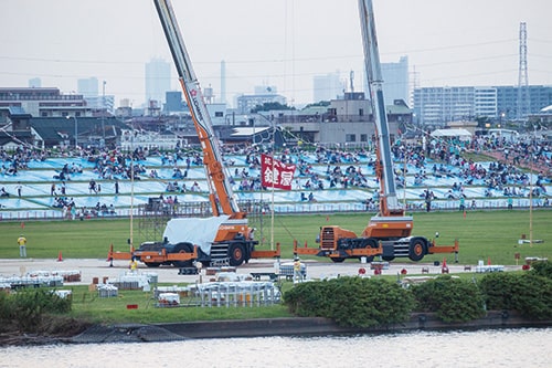 画像：仕掛け花火「富士」の設営中