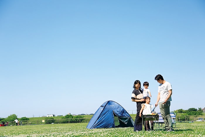画像：青空の下の家族
