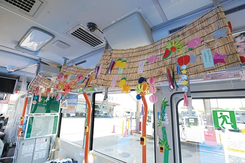 コミュニティバスの車内に飾りつけをしましたの画像