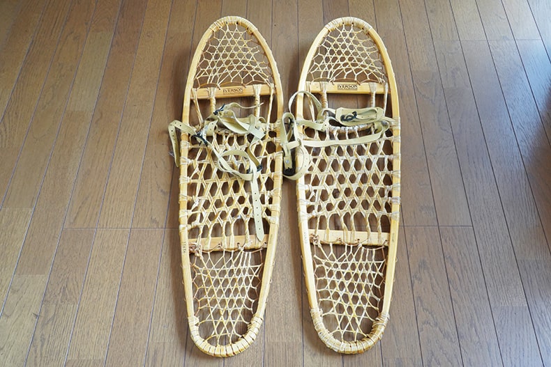 スノーシュー（雪上を歩行するための道具）の画像