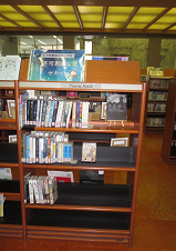 写真：特集展示「不可思議なセカイ」書架