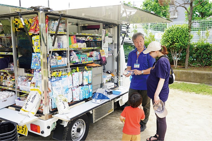 イラスト：販売員と話しながら、楽しく買い物ができます