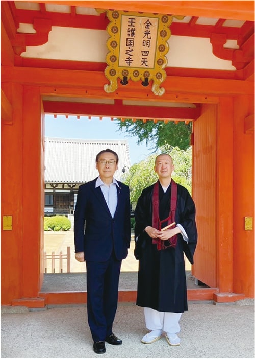 画像:第64代国分寺吉澤住職と一緒に