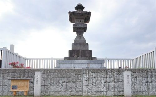 画像:常夜灯(本行徳)文化9(1812)年 江戸日本橋講中(成田山詣で)の人々が、航路安全を祈願して建立した