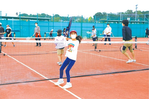 画像：テニスを楽しむ子どもたち