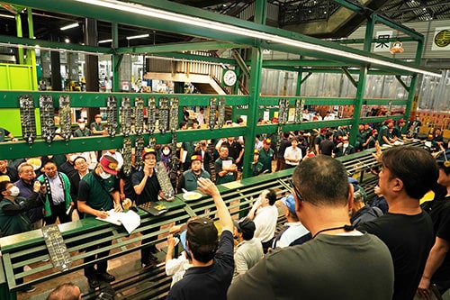 競りは大盛り上がり