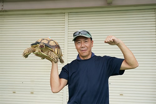 顔画像：石井さんと除草・売り子係のカメ