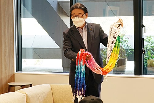 市民の団体から平和を願う千羽鶴を受け取るの画像