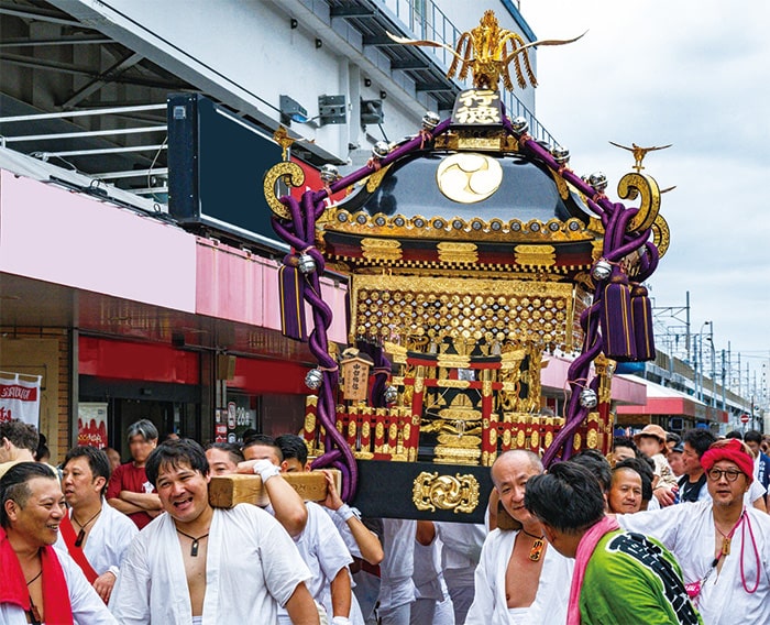 画像：同まつりの神輿の巡行