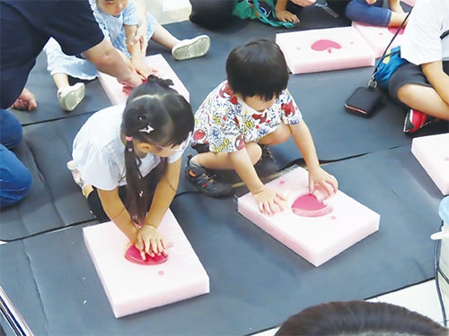 画像：心肺蘇生法体験の様子