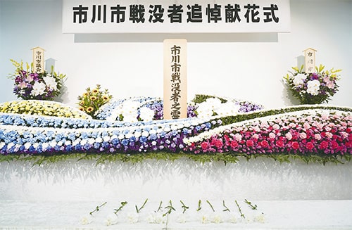 画像：会場に献花のための花を用意しています