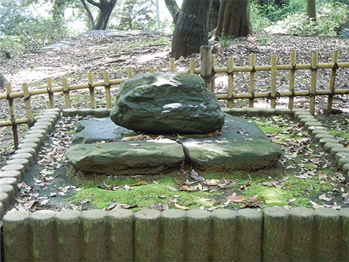 画像：国府台合戦の伝説が残る夜泣き石（里見公園）