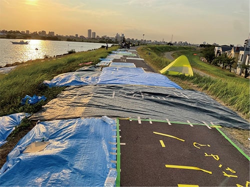 画像：落書きやシートを貼る行為は器物損壊罪などになりますので、ご遠慮くださ