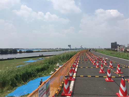 画像：今年から緊急時の動線をコーンで確保します