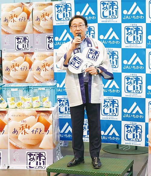 画像：梨のセールスをする田中甲