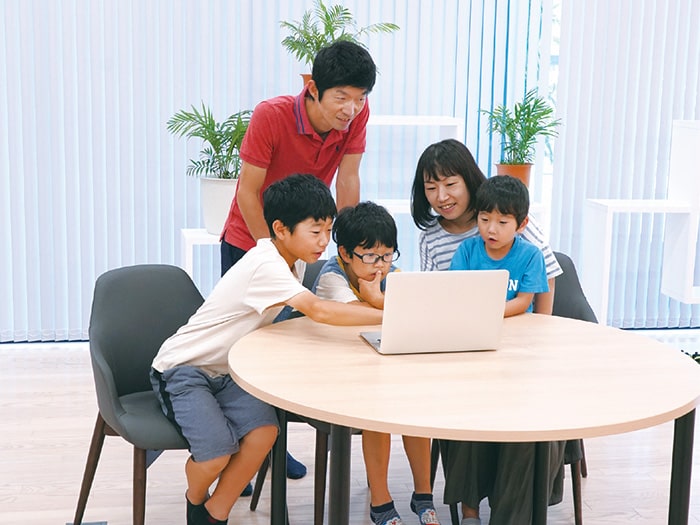 画像：家族でノートPCに触れている