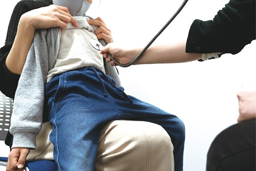 画像：病院で診断を受ける子供