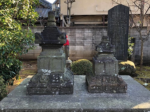 国分寺境内の国分五郎胤通供養塔の画像