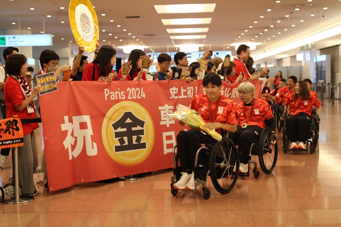 画像:帰国し、羽田空港で祝福を受ける羽賀選手