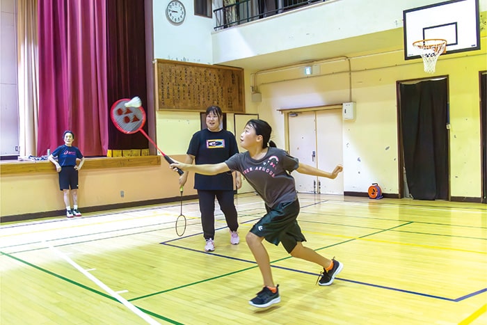 画像：親子で一緒にバドミントン