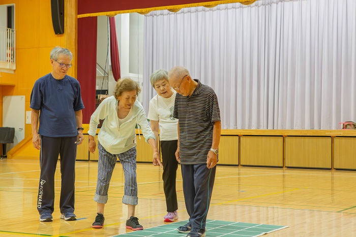 画像：みんなで声をかけあって取り組むスクエアステップ