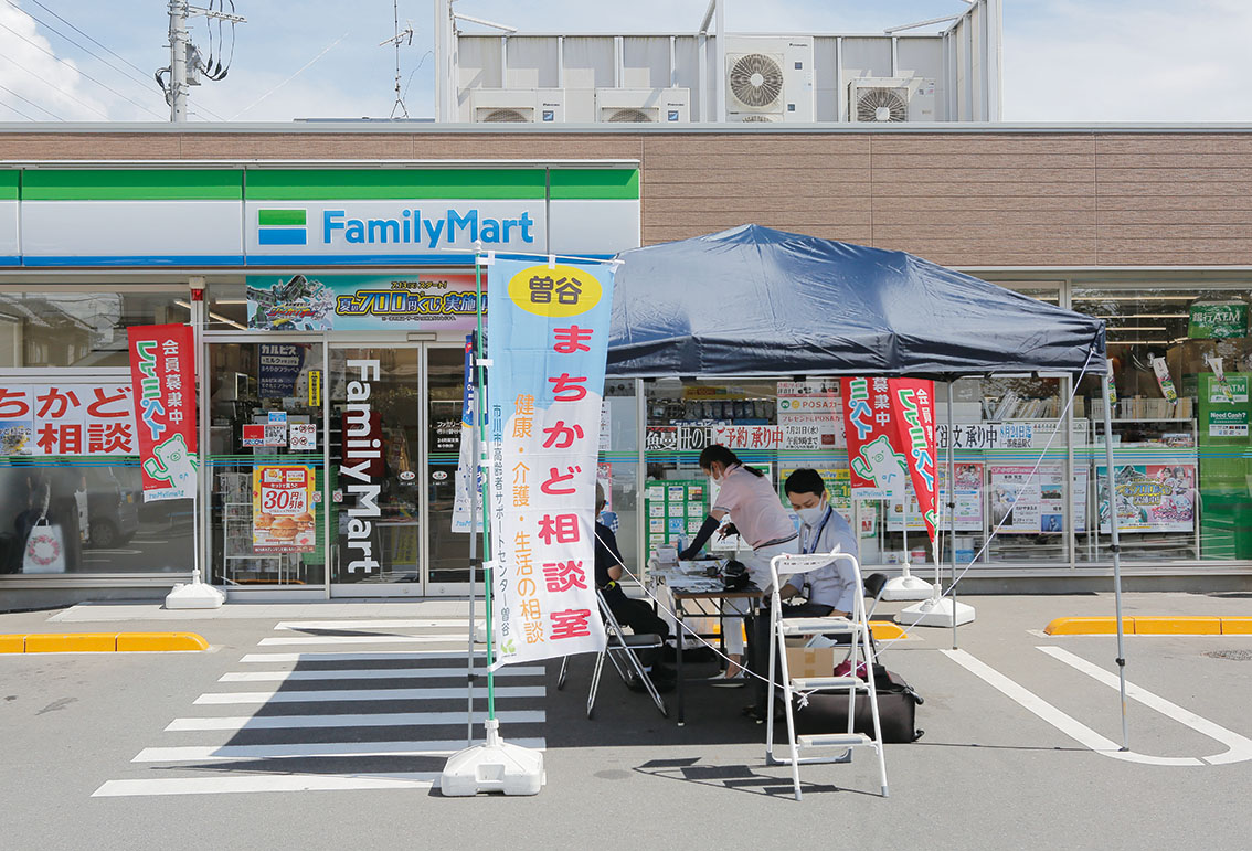 活動の1つである、コンビニで行われた出張相談会の様子の画像